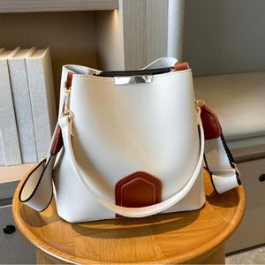 NWOT Ivy and Taylor creamy beige convertible crossbody bag